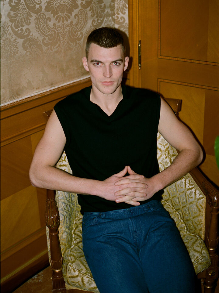 Knit vests - men's v-neck sweaters - Black | Sisley image number 7